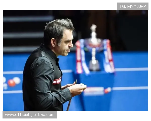 诺丁汉森林为传奇罗伯逊举行默哀仪式,球迷献花悼念