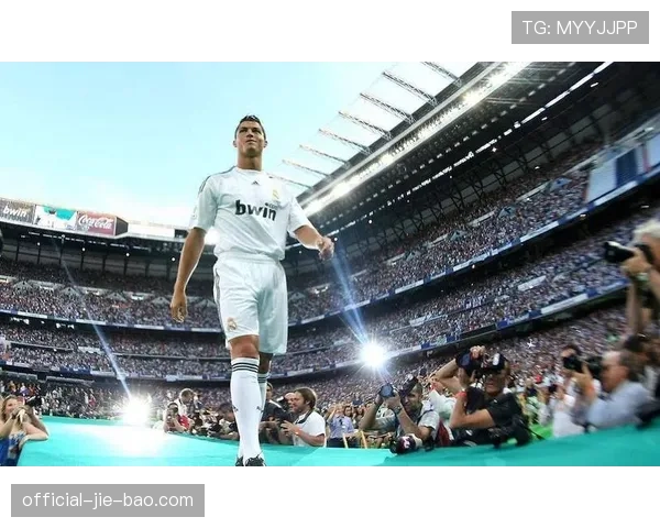 镜头故事：看台上一位小球迷为C罗的皇马旧照落泪